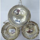 An Edwardian silver dish with three outset loop handles, elevated on a domed foot 4.