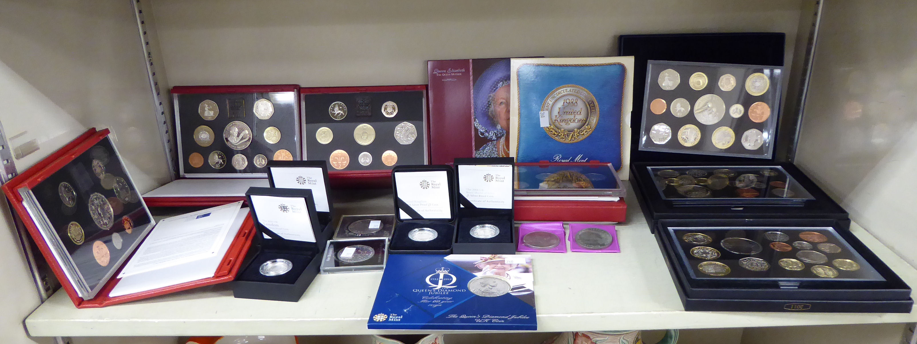 Collectors coins: to include a 2006 proof coin set boxed OS10