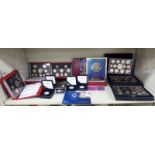 Collectors coins: to include a 2006 proof coin set boxed OS10