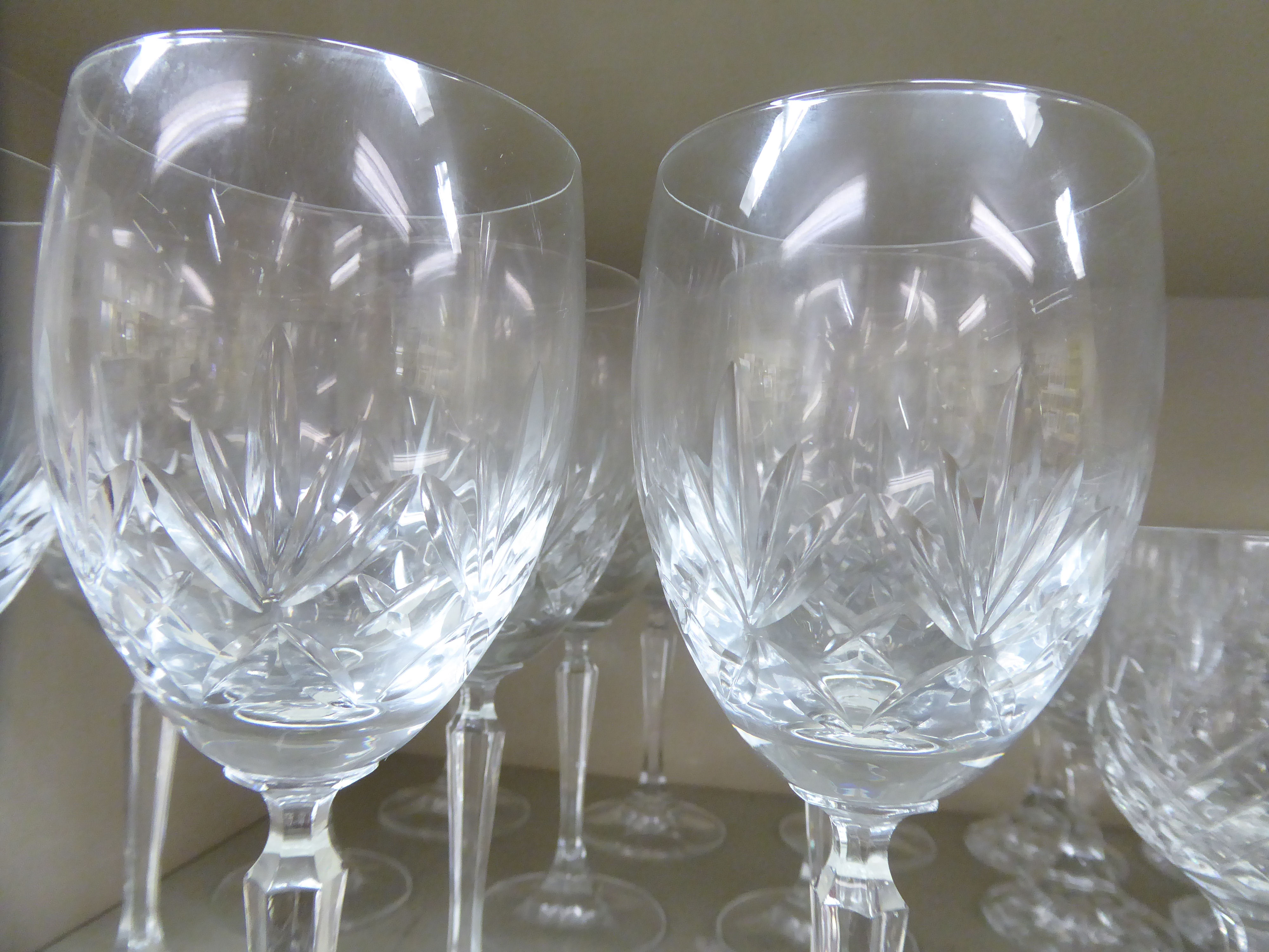 Slice decorated crystal stemmed drinking glasses comprising hocks, - Image 2 of 3