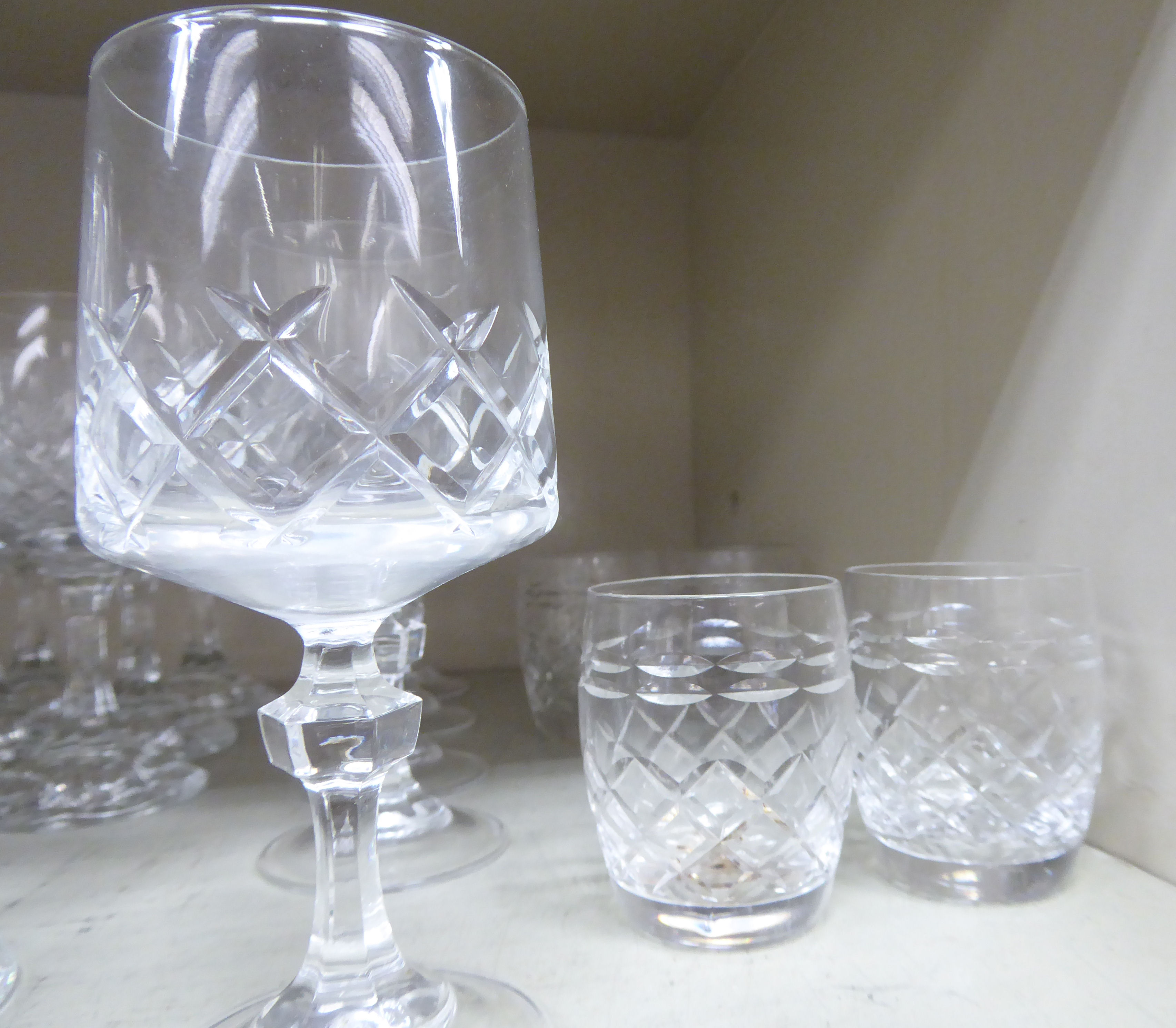 Slice decorated crystal stemmed drinking glasses comprising hocks, - Image 3 of 3