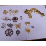 Costume jewellery: to include a gilt metal brooch, fashioned as two sea horses,