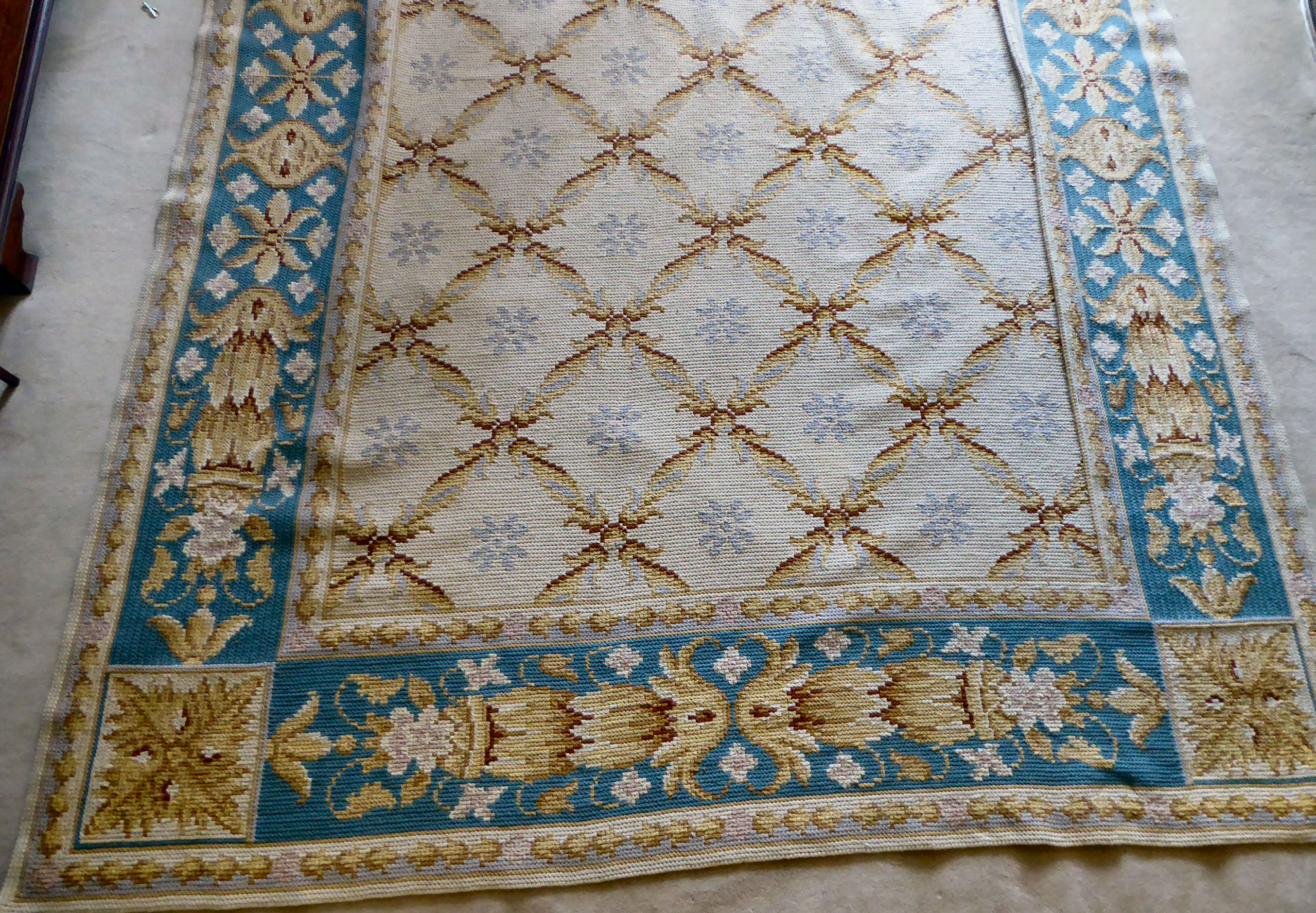 A modern woollen carpet, - Image 2 of 4