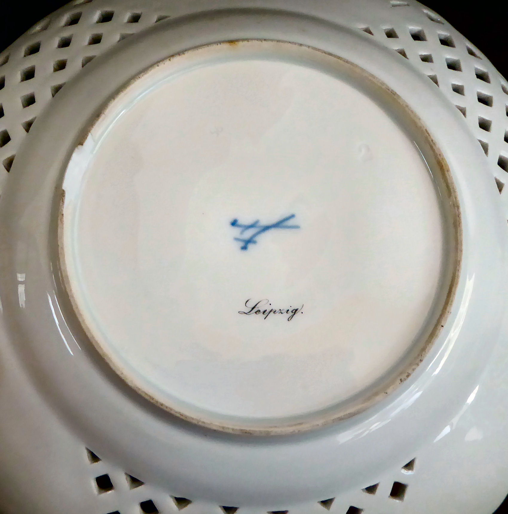 An early 20thC Meissen porcelain latticed plate with floral cartouches and figures wearing period - Image 5 of 6