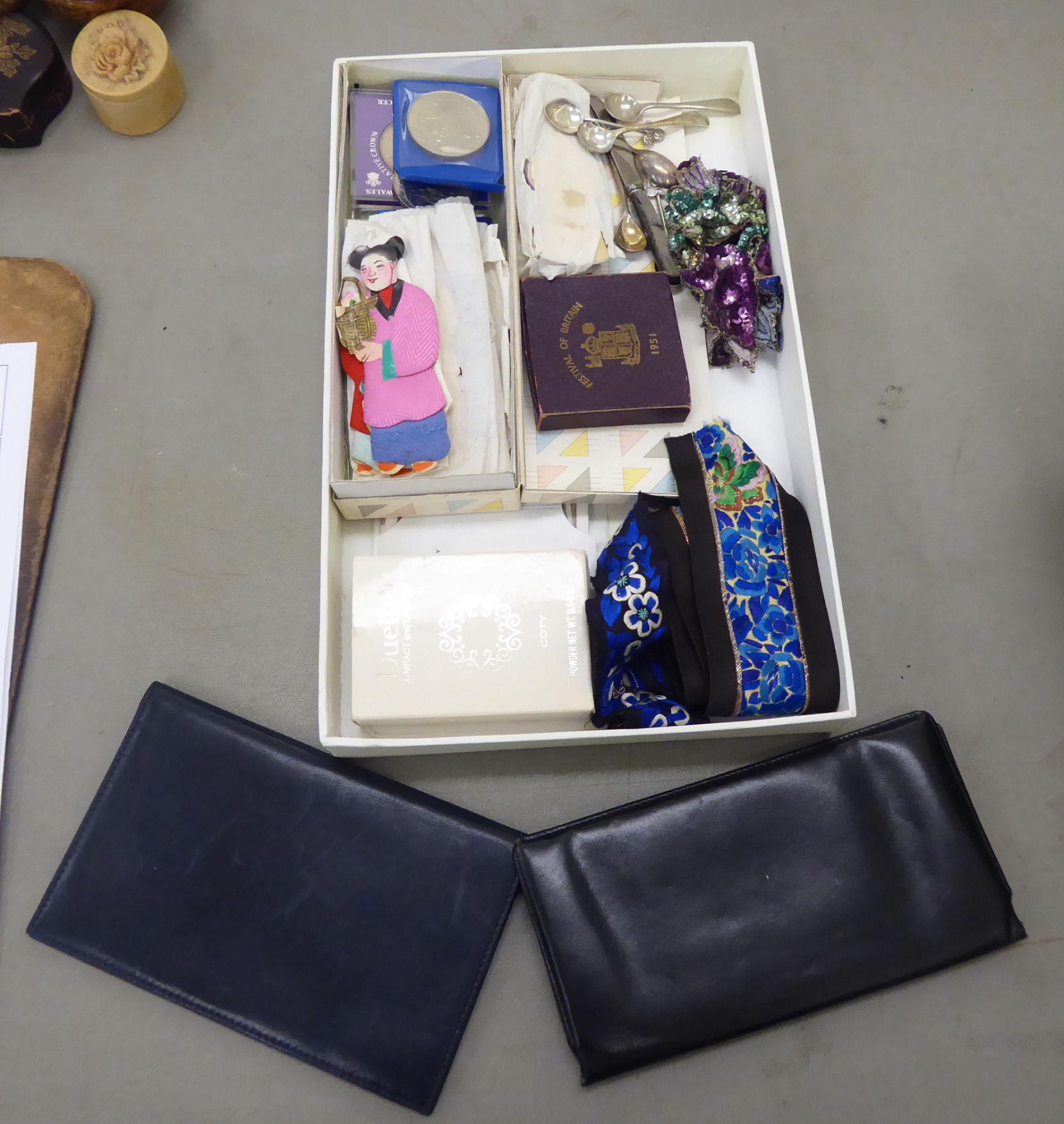 A mixed lot: to include assorted items of personal ornament (From the Ian Thomas Estate Sale)