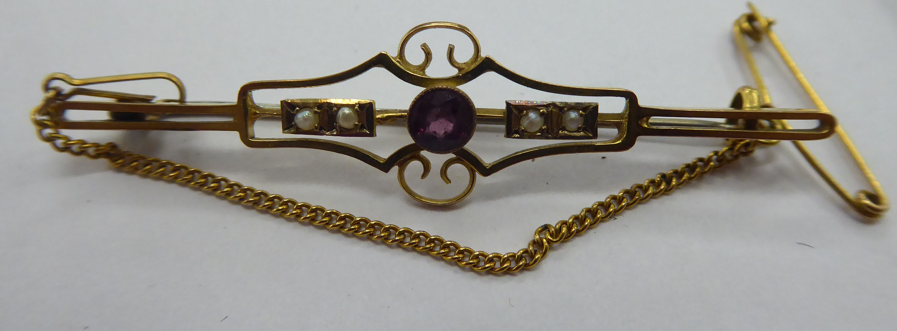 Small collectables: to include an Art Nouveau period 9ct gold brooch 11 - Image 2 of 3