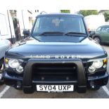 A 2004 Land Rover Discovery Landmark TD5 estate car, in blue livery with seven seats,