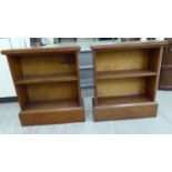 A pair of early 20thC mahogany open front bookcases, each with a single shelf,