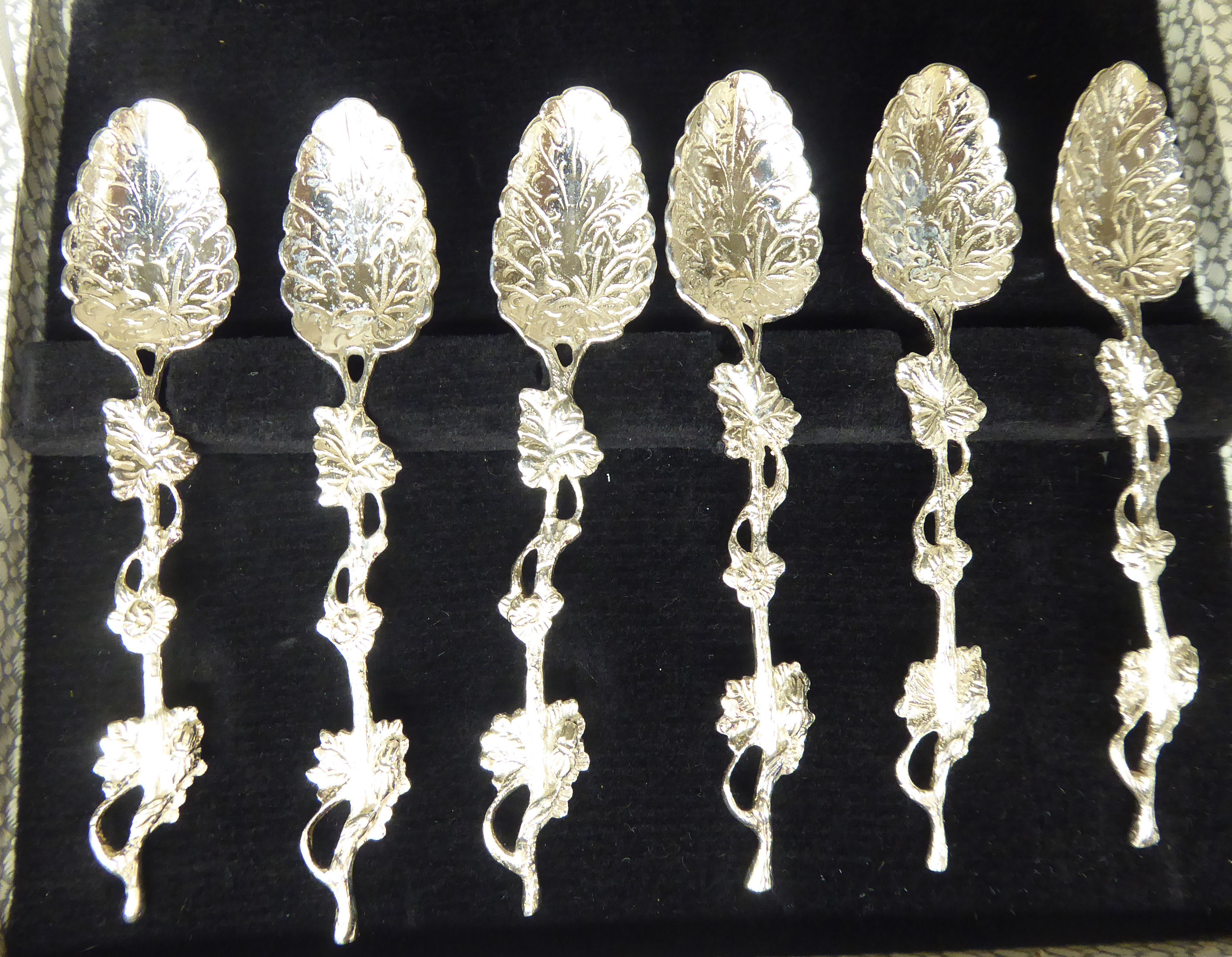 A set of six late Victorian ornately cast silver teaspoons Sheffield 1895 boxed OS10