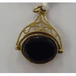 A 9ct gold cornelian and onyx set swivel seal pendant 11
