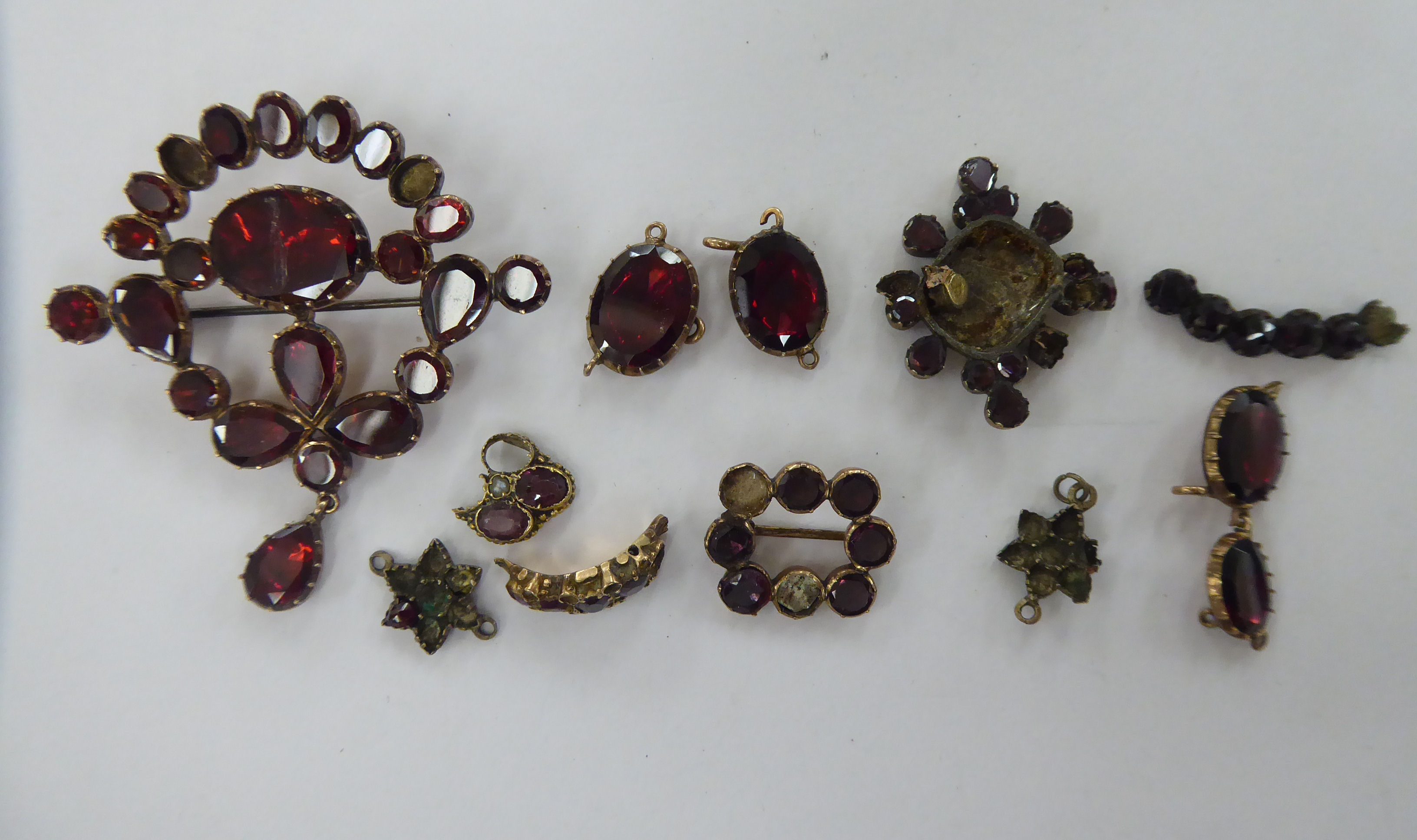 19thC (broken) jewellery: to include yellow metal backed,