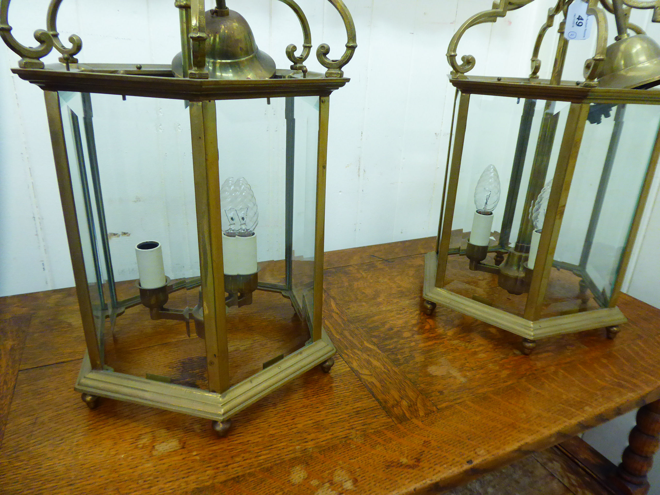 A pair of modern Georgian style lacquered brass framed hexagonal hanging lanterns with glass panels - Image 3 of 3