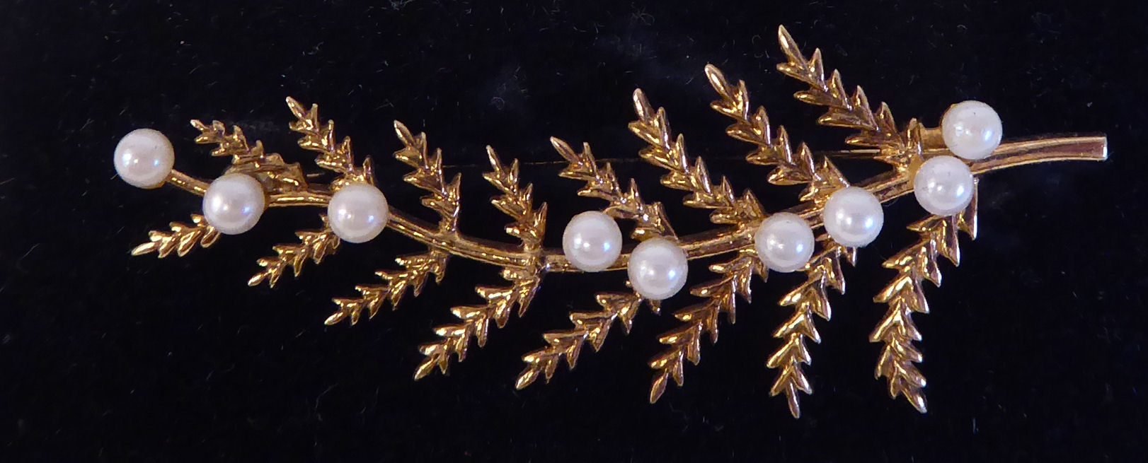 A 9ct gold seed pearl set fern brooch