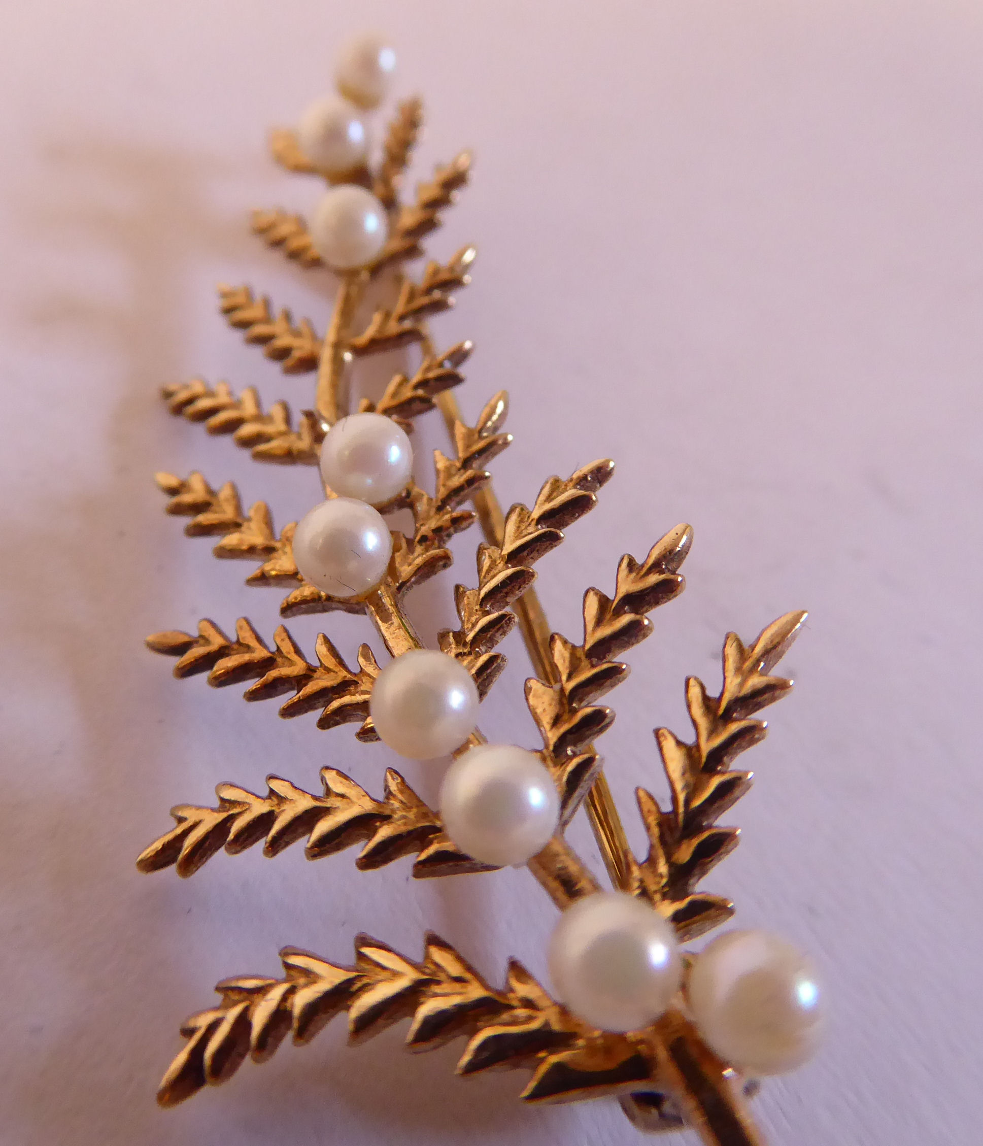 A 9ct gold seed pearl set fern brooch - Image 4 of 5