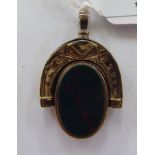A 10ct gold engraved horseshoe shaped swivel seal pendant,