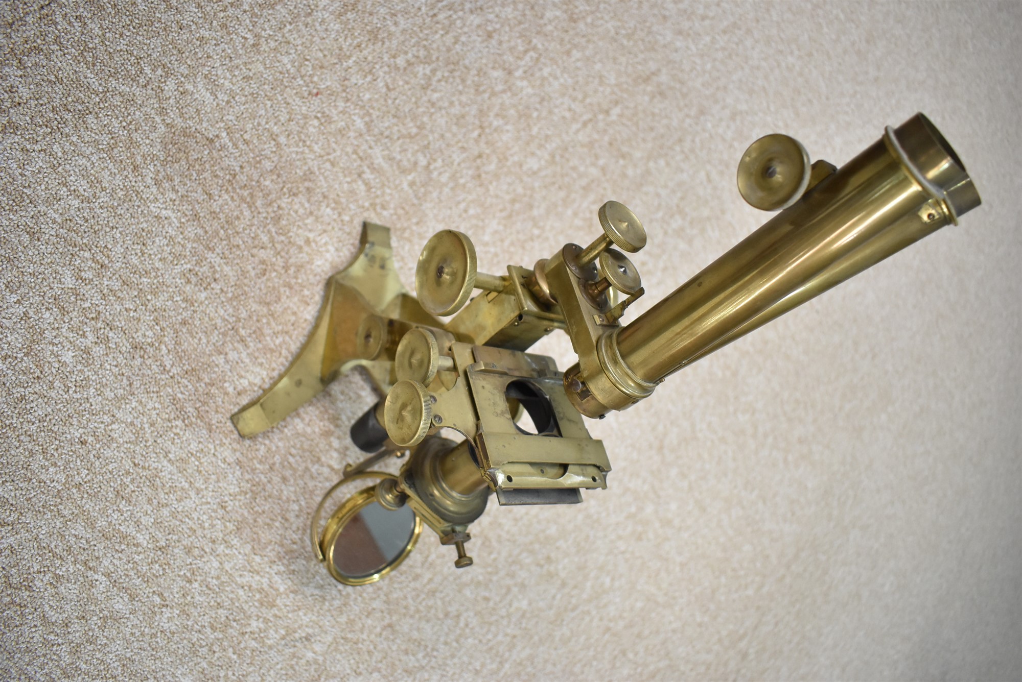 Brass microscope in mahogany case - Image 3 of 4