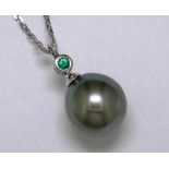 Emerald and pearl pendant