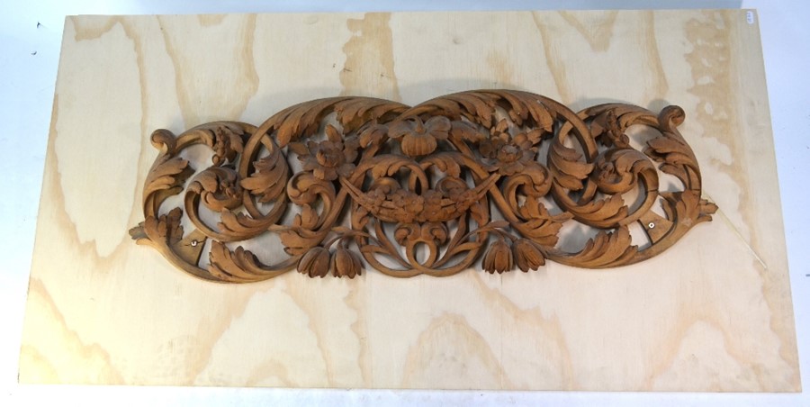 A carved limewood festoon panel in the manner of Grinling Gibbons, 19th century - Image 2 of 5