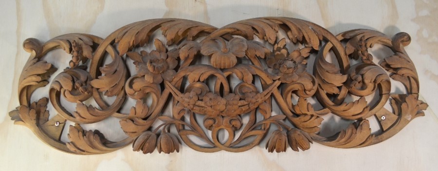 A carved limewood festoon panel in the manner of Grinling Gibbons, 19th century - Image 3 of 5