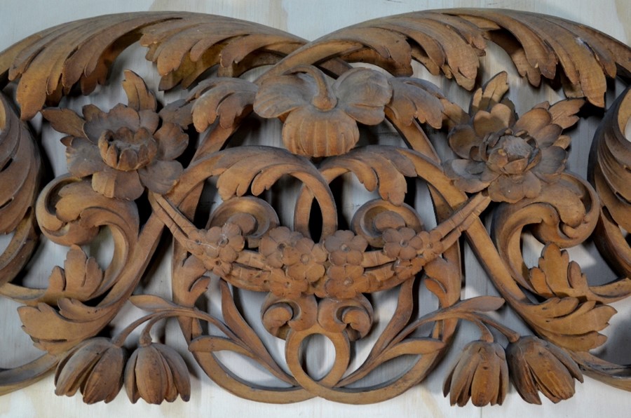 A carved limewood festoon panel in the manner of Grinling Gibbons, 19th century - Image 4 of 5