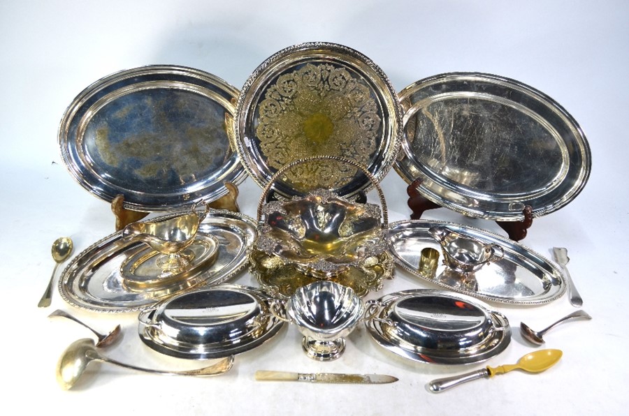 Four electroplated oval platters, to/w a salver, tray, pair of entree dishes, fruit basket, etc.