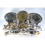 Four electroplated oval platters, to/w a salver, tray, pair of entree dishes, fruit basket, etc.