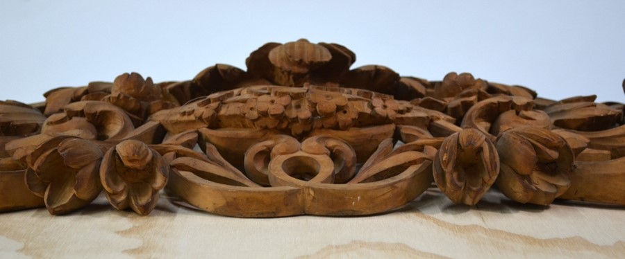 A carved limewood festoon panel in the manner of Grinling Gibbons, 19th century - Image 5 of 5