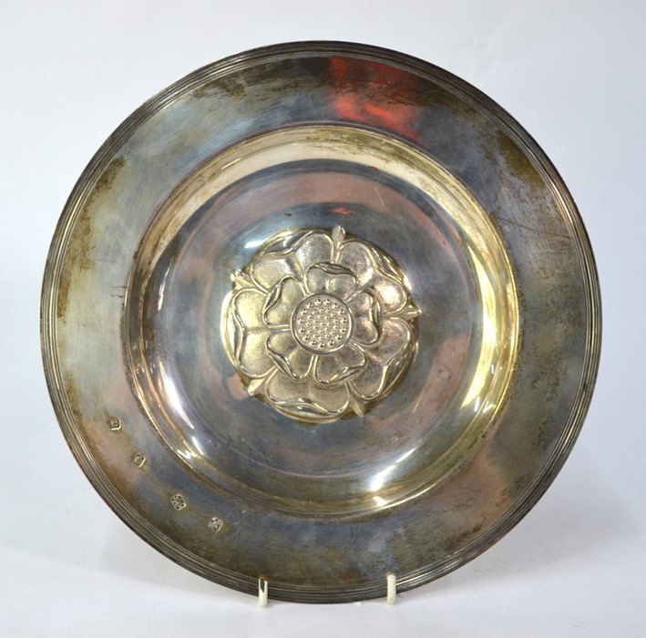 A silver replica Armada dish with central rose boss, Asprey & Co. Ltd., London 1968, 15 oz, 26 cm - Image 2 of 3