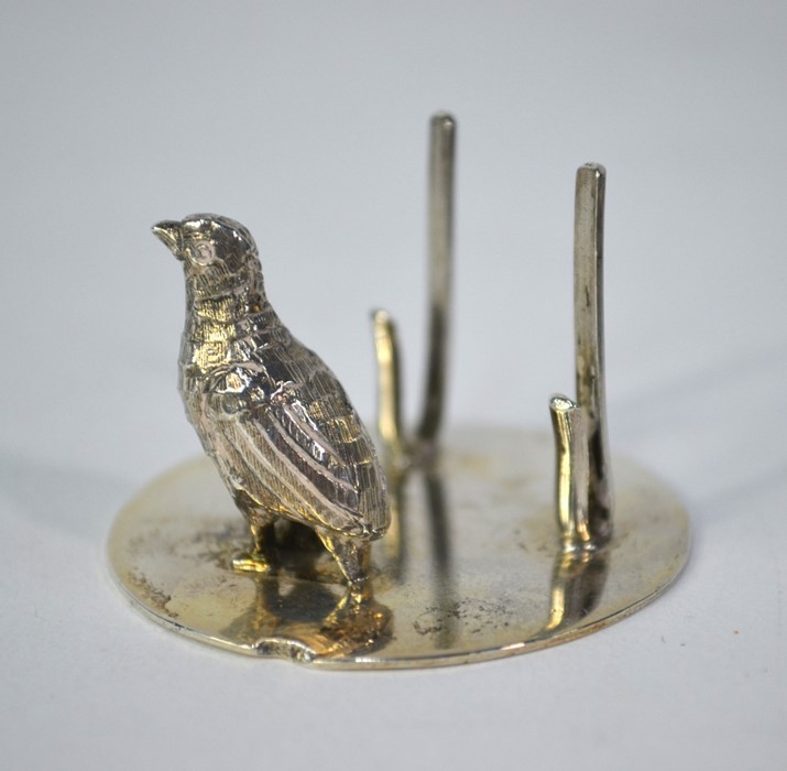 A small silver menu stand surmounted by a grouse, Birmingham Import, to/w three engraved napkin - Image 3 of 3