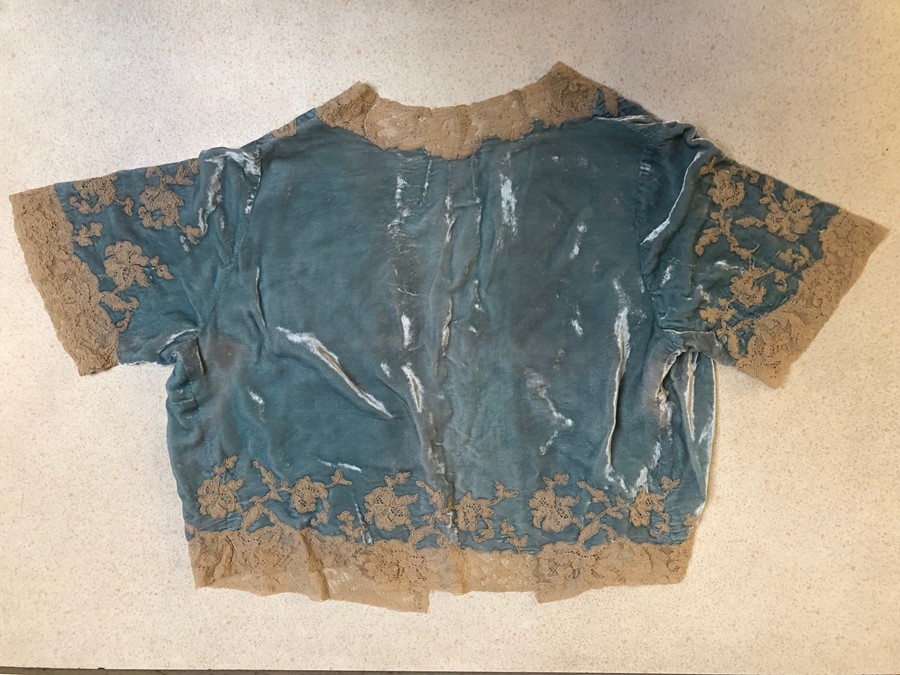 WITHDRAWN A pale blue silk velvet bed jacket edged in cream lace, a pale blue Chinese silk bed - Image 9 of 10