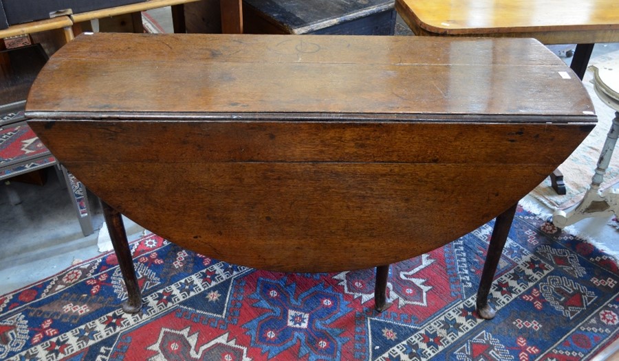 Early 19th century oak drop leaf dining table on gateleg action turned supports with pad feet