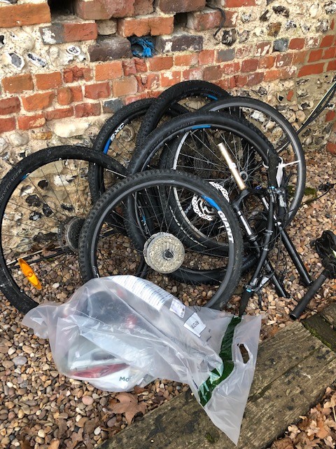 Assorted bicycle components, wheels/tyres/front forks to/with assorted related tools - Police