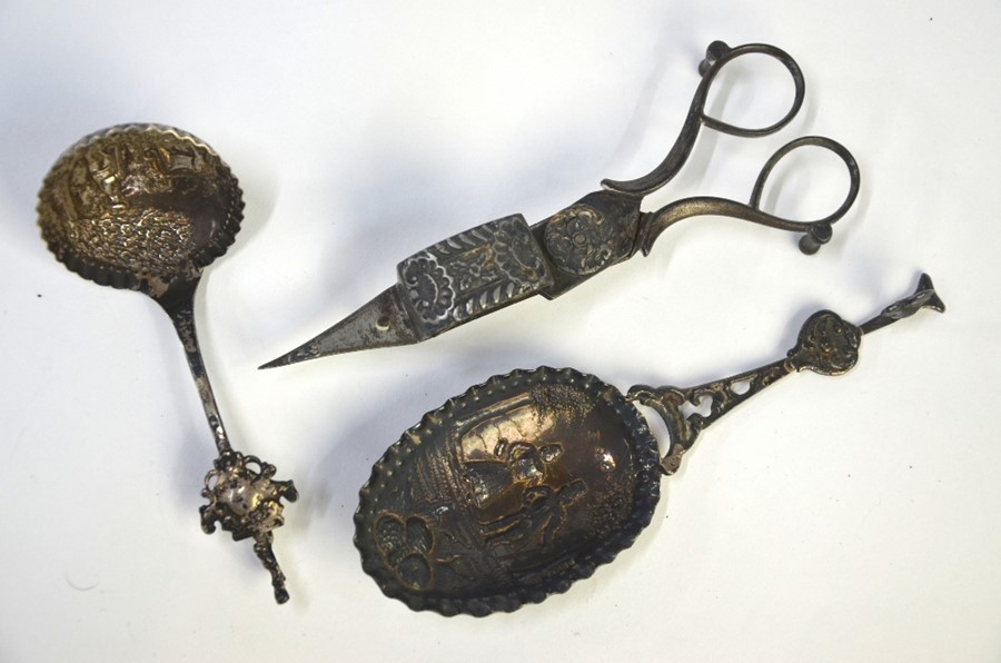 A late Victorian Continental silver marriage spoon with embossed bowl and cast stem, London import - Image 2 of 4