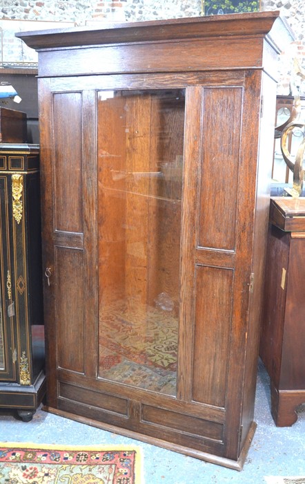 An Arts & Crafts period wall hanging oak gun cabinet, the single door centred by a glazed panel - Image 4 of 4