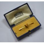 A 9ct yellow gold bar brooch with fox head to centre, ruby set eyes, stamped 9ct, 4.5 cm, approx 2.