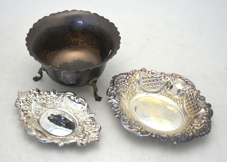 A heavy quality silver sugar basin with cut rim and three pad feet, Barker Brothers, Chester 1921,