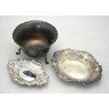 A heavy quality silver sugar basin with cut rim and three pad feet, Barker Brothers, Chester 1921,