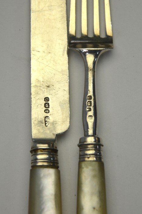 A George III silver dessert knife and fork with mother of pearl handles, Moses Brent, London 1811 - Image 2 of 2