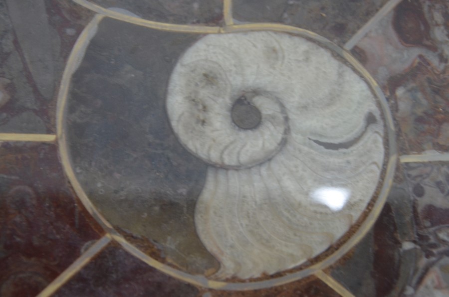 A small octagonal marble and fossil top occasional  table, 46 cm x 46 cm x 45 cm h - Image 4 of 9