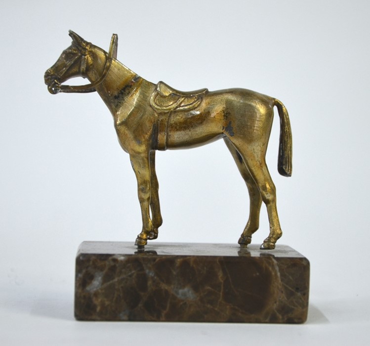 A cast silver gilt racehorse, Nayler Bros, London 1935, 6.5 cm high, on marble block baseGood - Image 2 of 3