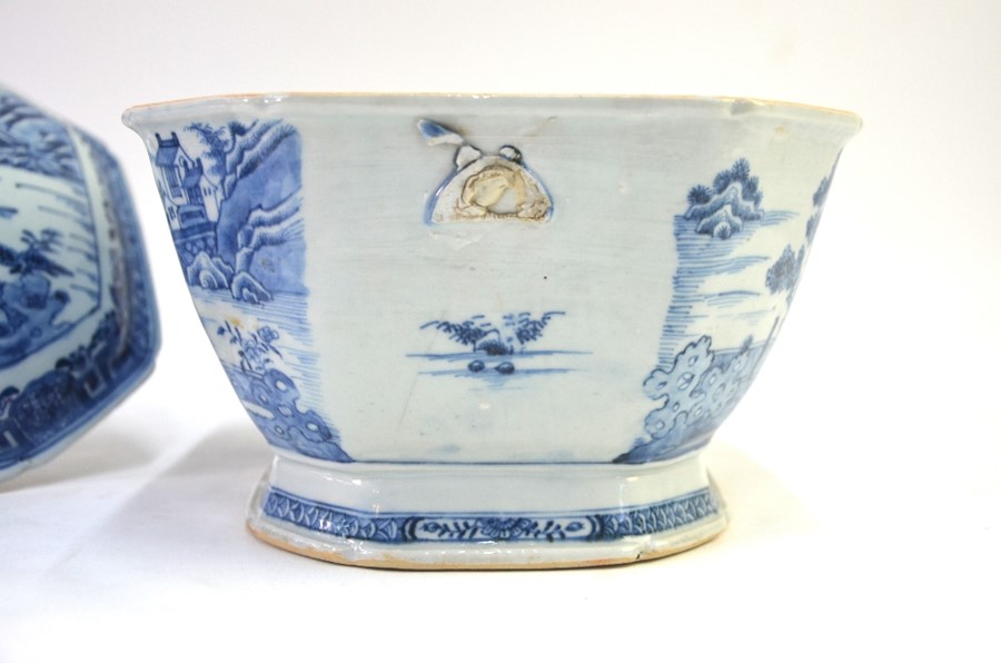 A Chinese Export porcelain, blue and white tureen and cover, decorated with a typical design of - Image 4 of 4