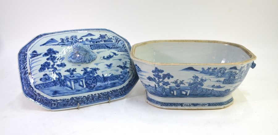 A Chinese Export porcelain, blue and white tureen and cover, decorated with a typical design of - Image 3 of 4