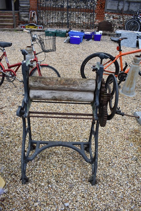 An antique cast iron framed 'Globe' brand twin wooden roller mangle, weathered - Image 3 of 3