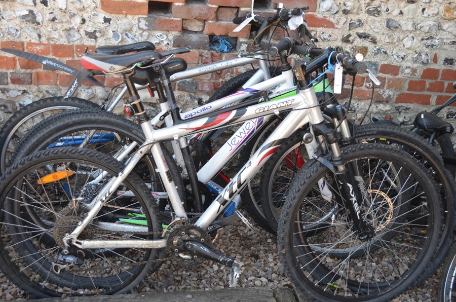 Five various mountain bikes including Giant, Boardman, Apollo and Trek (frame only) [p19017826