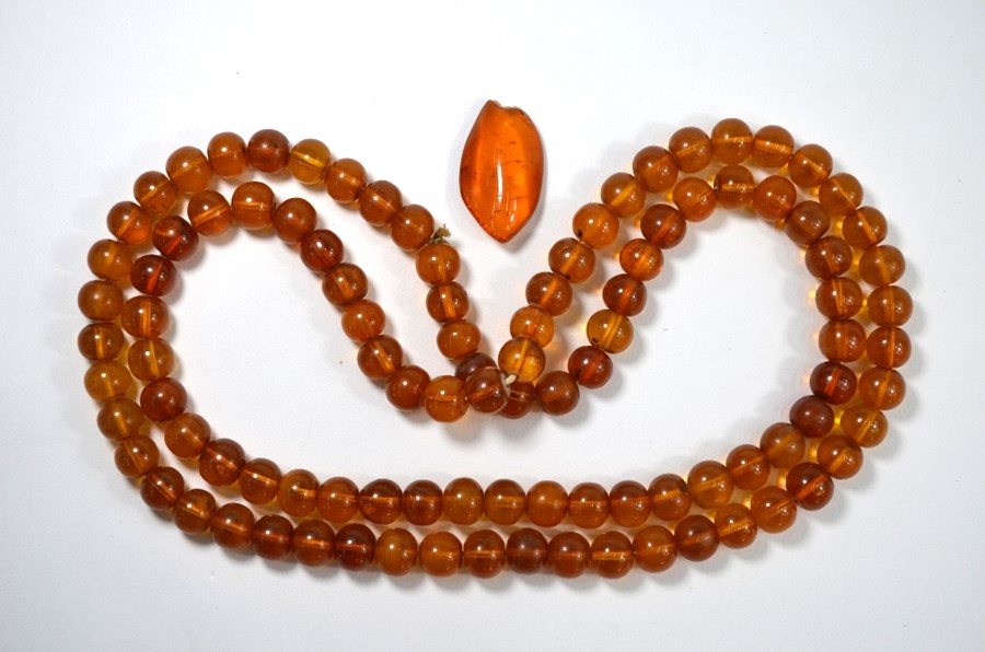 A single row of amber beads - Image 6 of 8