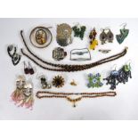 A quantity of costume jewellery