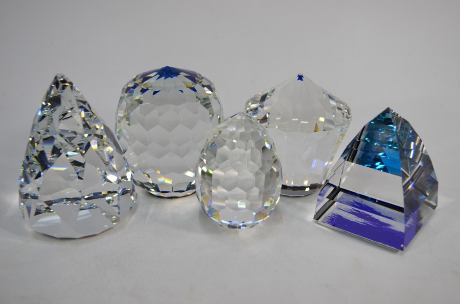 Four Swarovski Crystal paperweights and an egg - Image 4 of 6