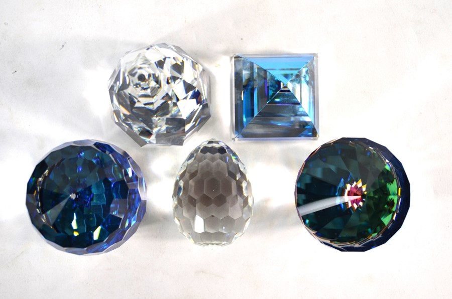 Four Swarovski Crystal paperweights and an egg - Image 5 of 6