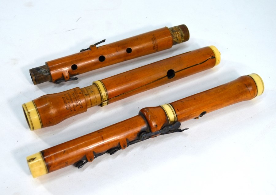 A 19th century boxwood and ivory flute - Image 4 of 4