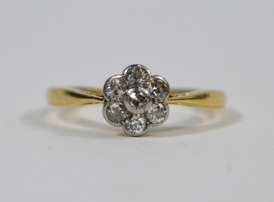 An antique diamond daisy cluster ring - Image 4 of 4